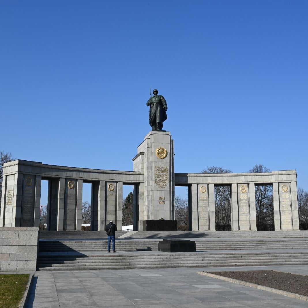 Мемориал павшим советским воинам в Тиргартене (Берлин)