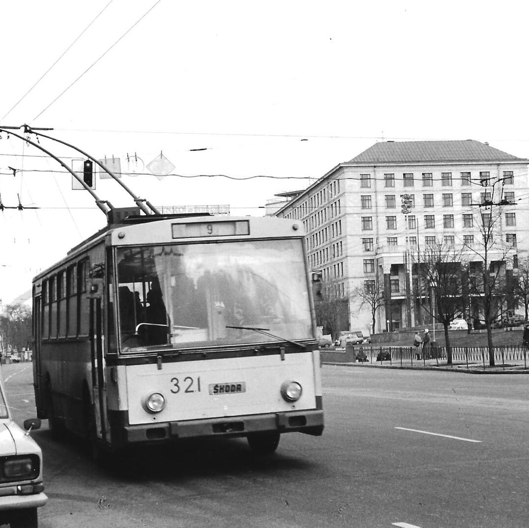 Київ 1992 рік. Хрещатик. Тролейбус Škoda 14Tr02 (04) на 9-му маршруті