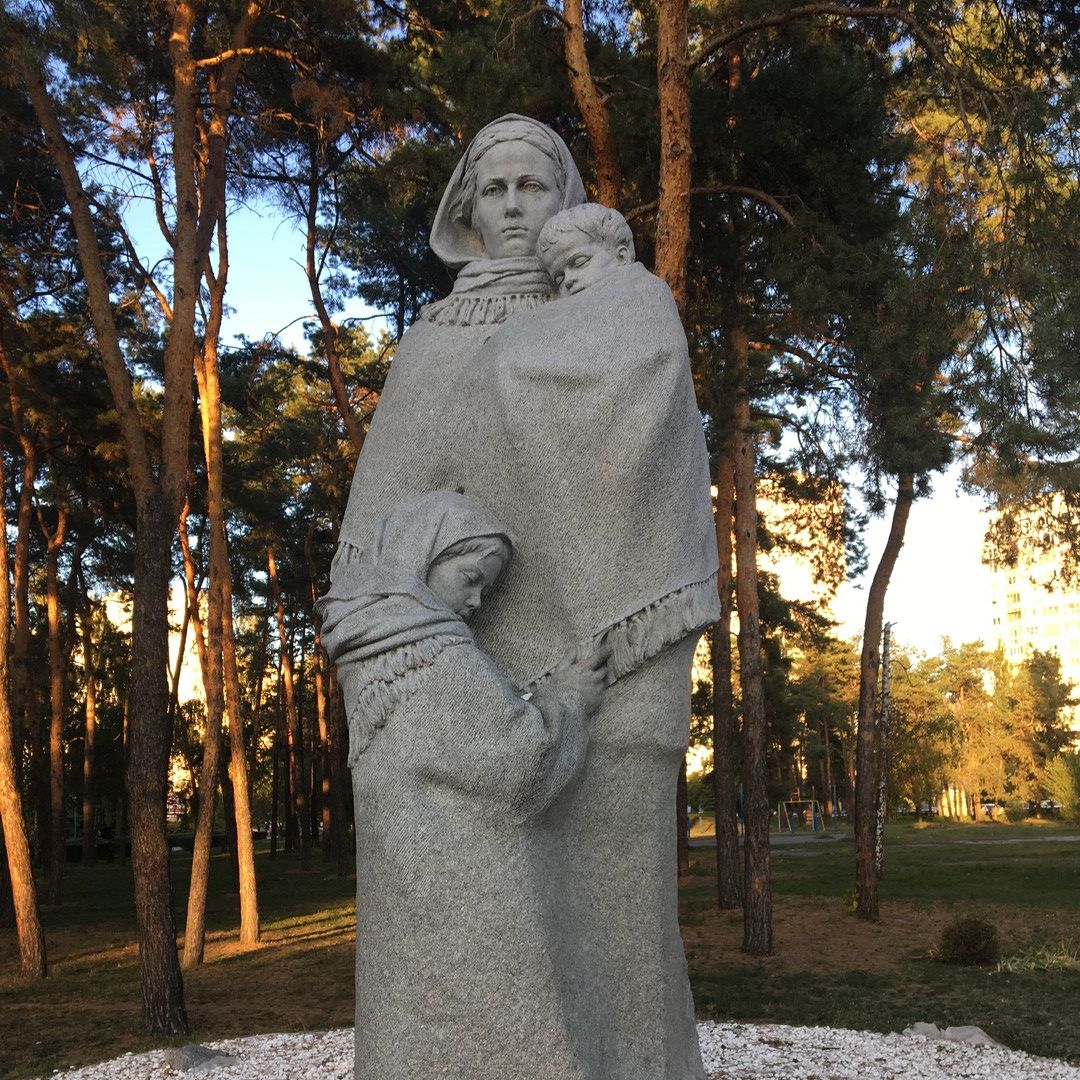 Памятник «Вдове» в парке «Победы» 