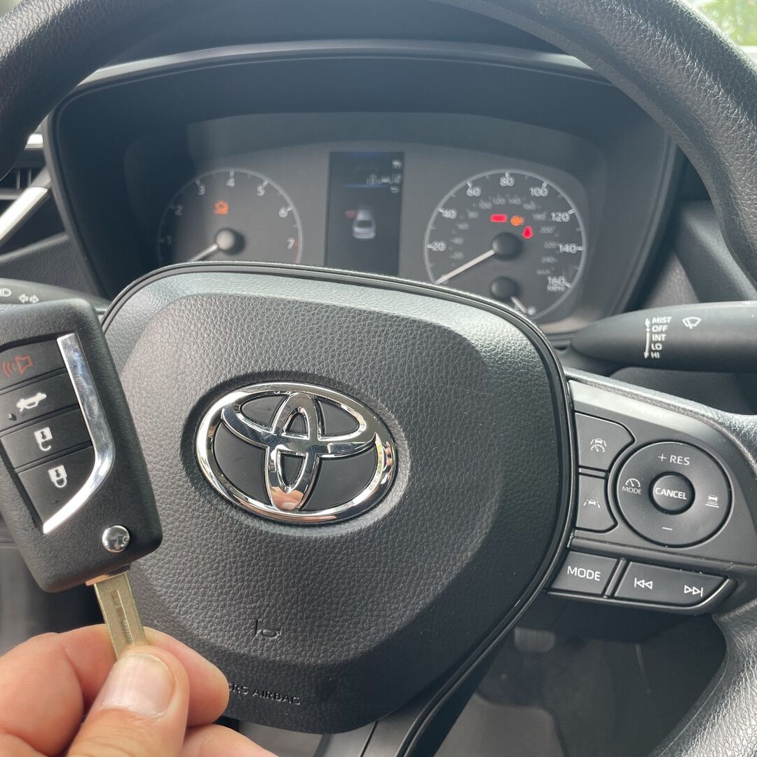 Хроники Медвежатника: добавление флип-ключей на Toyota Corolla 2024. Jacksonville, Fl poster image