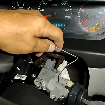 Финальная стадия извлечения замка зажигания на Chevrolet Impala 2020. Хроники медвежатника