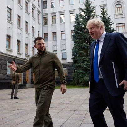 Джонсон привез пакет военно-финансовой помощи