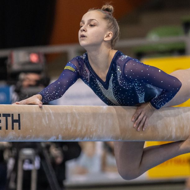 15-річна українка відмовилась підійматись на один п'єдестал з росіянками на Кубку світу з гімнастики