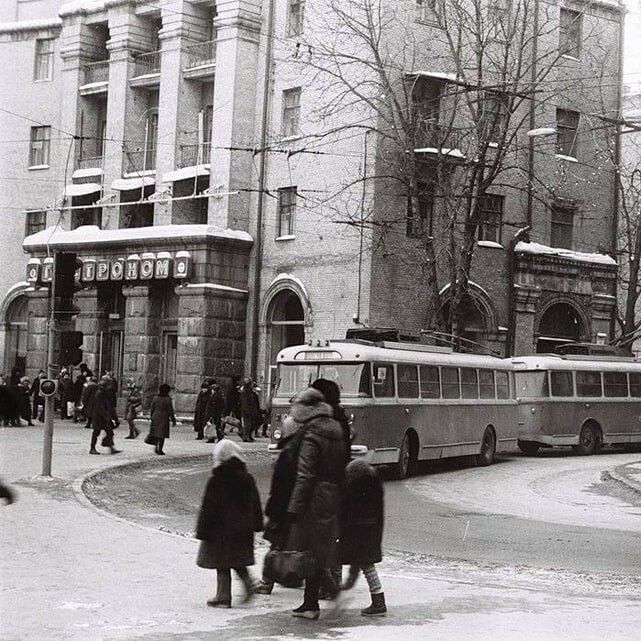 Київ. 1987 рік. Початок вулиці Софіївської. Розворотне кільце тролейбусів. Відомий гастроном. poster image