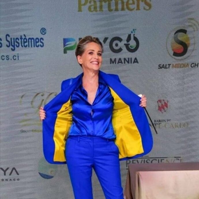 Американська акторка Шерон Стоун у Каннах підтримала Україну жовто-блакитним луком  poster image