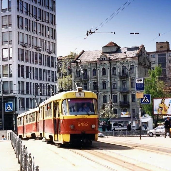 Київ. 1990-ті роки. Трамвай Tatra T3SU маршруту № 5 біля Палацу спорту. poster image