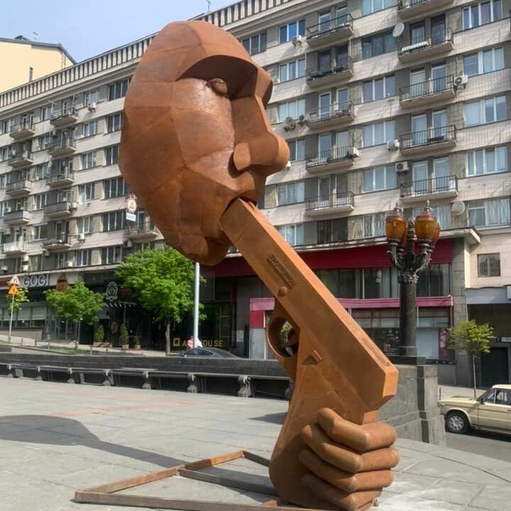 Скульптура "Zaстрелись", посвященная Путину. Киев