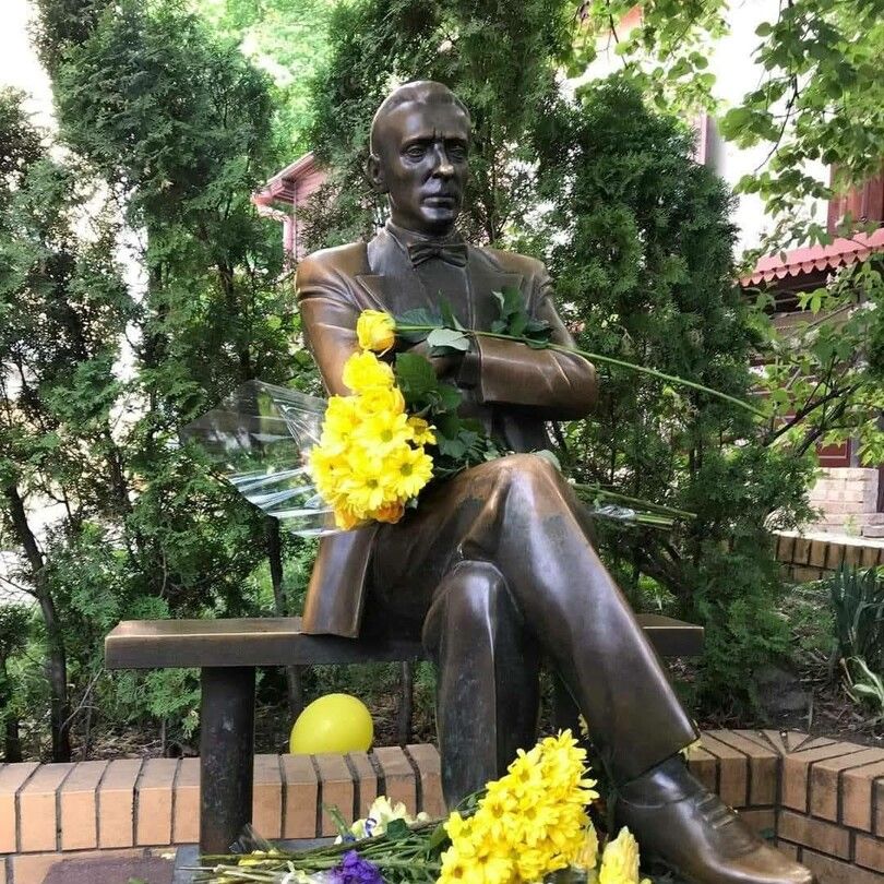 Ирина Карпинос:Вчера Киеврада приняла решение, по рекомендации института национальной памяти, о демонтаже памятников Михаилу Булгакову на Андреевском спуске и Анне Ахматовой в Мариинском парке.