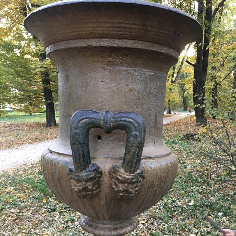 Бронзовая ваза в парке «Александрия»
