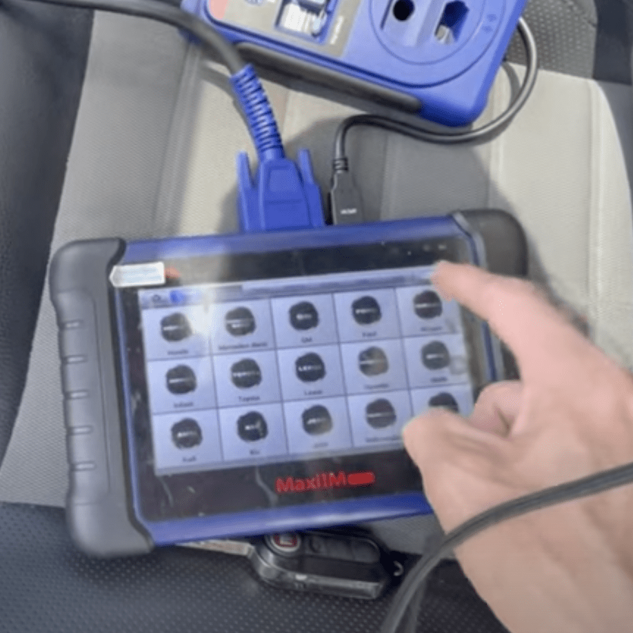 HOW TO PROGRAMA KEY FOR 2011-2017 FIAT 500 USING THE FLIP KEY USING Autel IM508 and XP400 poster image