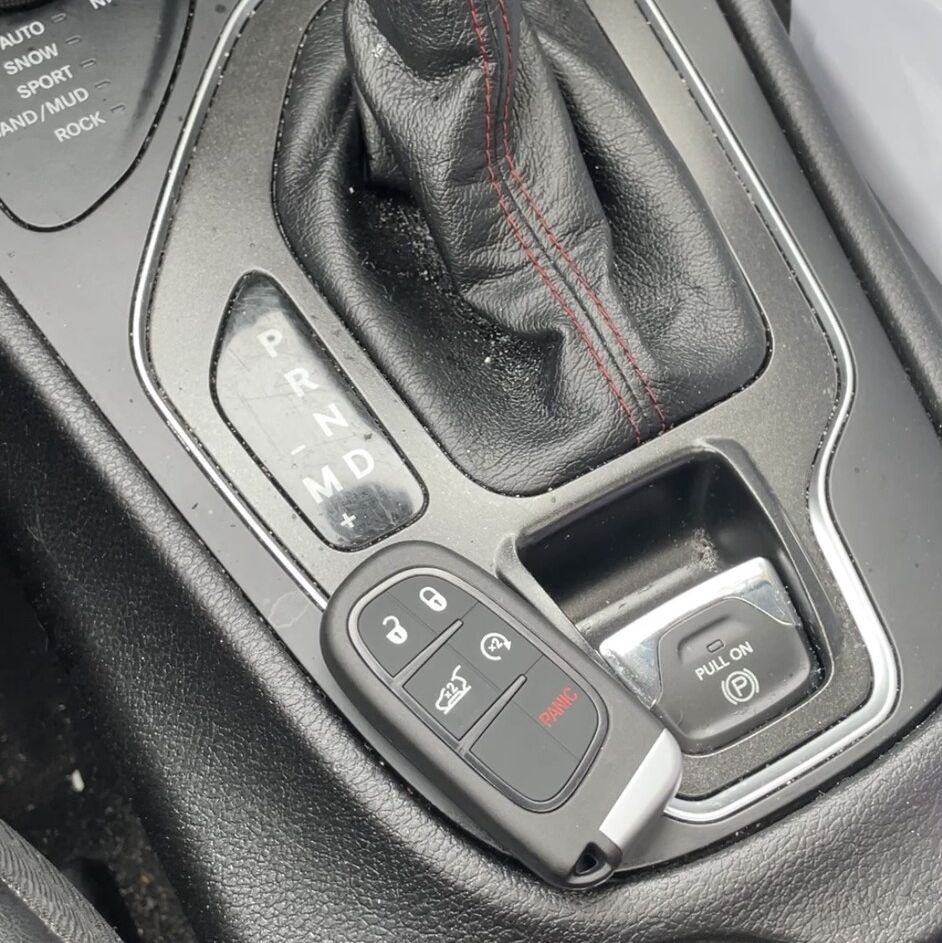 Где находится место для ключа при программировании Jeep Cherokee 2021? poster image