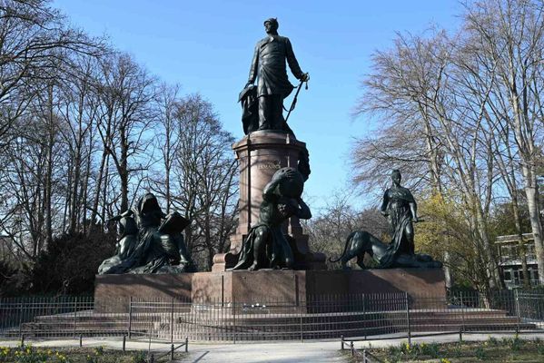 Мемориал Бисмарка — известная мемориальная статуя в Тиргартене в Берлине