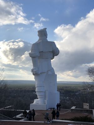 Памятник Артему в Святогорске, Украина 