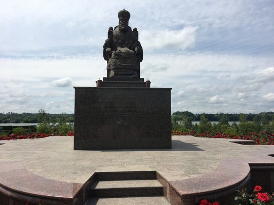 Памятник Блаженнейшему Митрополиту Киевскому и всея Украины Владимиру