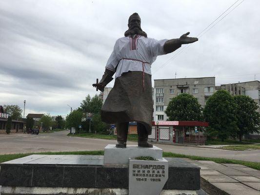 Памятник Бенардосу Николаю Николаевичу, город Фастов, Украина